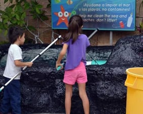 Children looking fishbow | Scholar Visits | Aquarium Cancún
