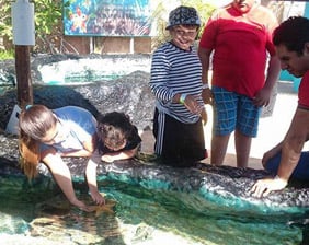 Children and Sea Star | Scholar Visits | Aquarium Cancún
