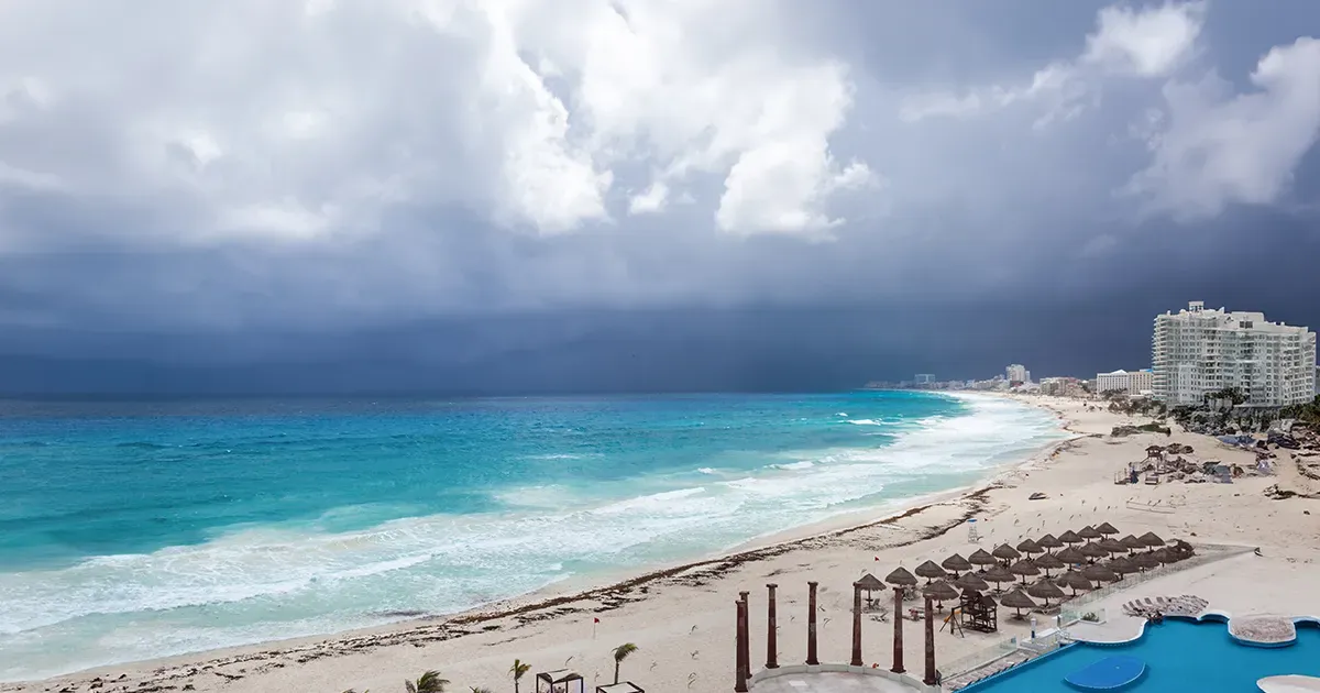 Vista de playa en Cancún con la entrada de un huracán